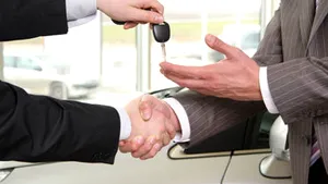 Motivul pentru care tinerii fug de joburile în vânzări. Poziţiile din acest domeniu sunt din ce în ce mai greu de acoperit