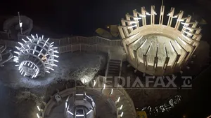 REPORTAJ: Salina Turda, cu 10 grade în interior, refugiu în faţa caniculei pentru zeci de mii de turişti - FOTO