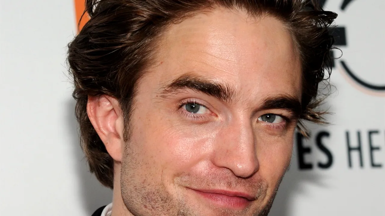 Actorul Robert Pattinson este COVID-19 pozitiv. Filmările pentru „Batman” au fost întrerupte