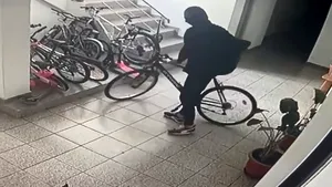 Hoţ căutat pentru mai multe furturi în Capitală, prins după ce a pus mâna pe o bicicletă electrică