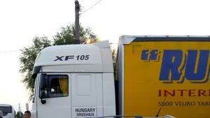 FOTO | Patru răniţi, în urma unui accident între o maşină şi un autocar cu pasageri, în judeţul Giurgiu/ Un copil, în stare gravă