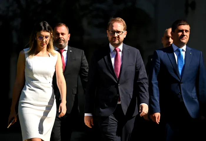 POLITIC Bătălie pentru putere în USR. Buzoianu vs. Miruță vs Viziteu. Trei tabere își dispută controlul partidului la congresul de la Timișoara. Ce se întâmplă cu Dominic Fritz