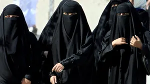 Arabia Saudită: 100 de lovituri de bici pentru că s-a lăsat violată