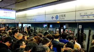 FOTO, VIDEO Optsprezece persoane au fost rănite în urma unei incendieri premeditate într-un metrou din Hong Kong