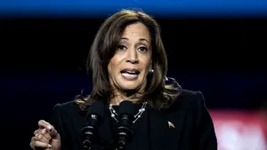 Kamala Harris îşi recunoaşte înfrângerea în alegeri şi promite să continue lupta pentru democraţie