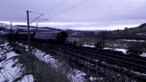 Două trenuri au deraiat duminică în două zone diferite din România. Critici dure la adresa CFR de la Ministrul Transporturilor: Cred ar putea face mai mult decât să păzească nişte macazuri | FOTO