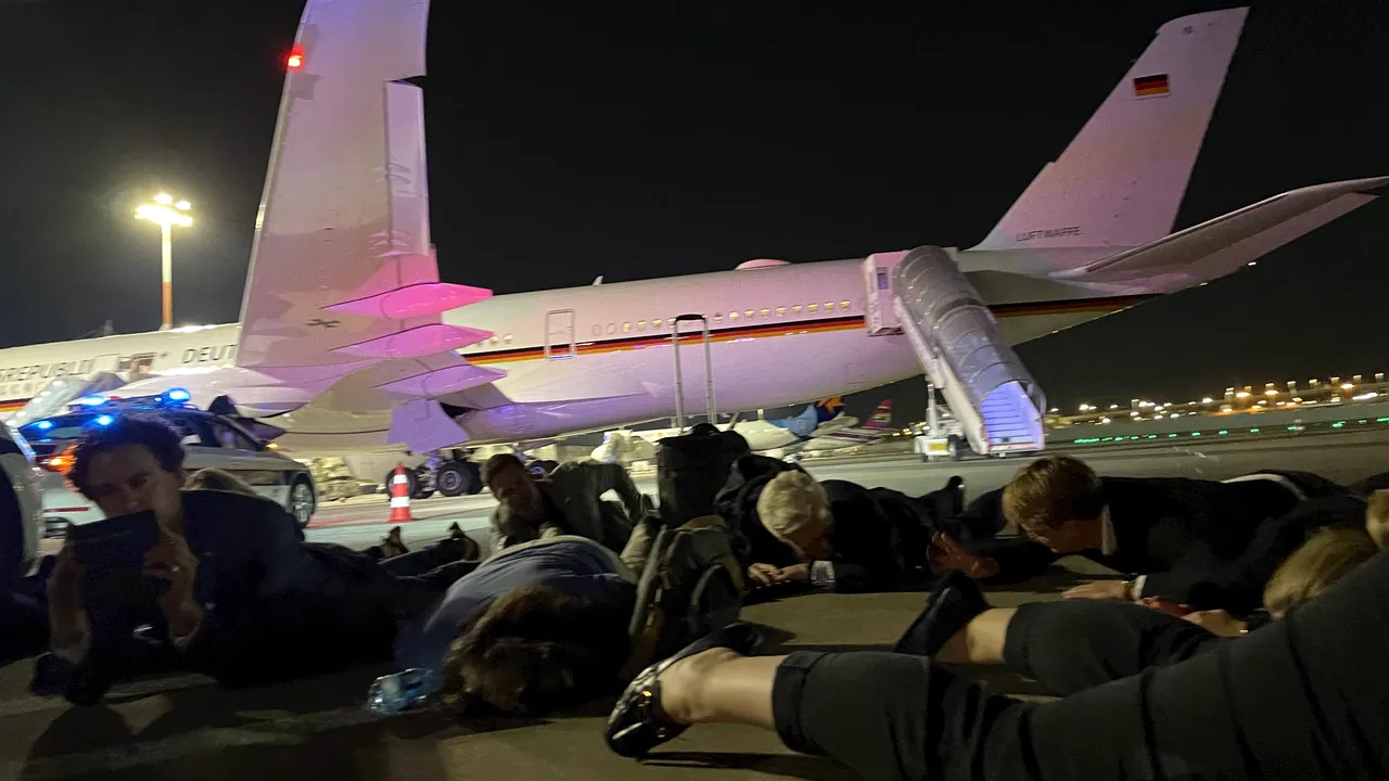 Clipe de groază. Avionul cancelarului german Olaf Scholz a fost evacuat de urgenţă din cauza unor atacuri cu rachete / Consilierii şi jurnaliştii s-au pus la pamânt pe pistă