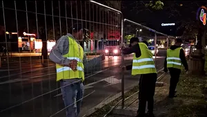 Poliţia Locală demontează gardurile amplasate de Primăria Sectorului 4 în zona Parcului Unirii