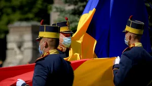 Astăzi este Ziua Naţională a Drapelului. Maria, o fetiţă din Iaşi, a sărbătorit lângă cel mai înalt steag din ţară