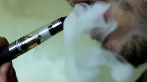 Primul om ucis de o ţigară electronică. Aceasta a explodat în timp ce ”fuma” şi l-a ucis pe loc 