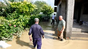 Gospodării şi subsoluri ale unor spitale şi Prefecturii din Buzău, inundate din cauza ploii - FOTO