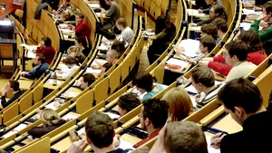 Laureat al Nobelului pentru Fizică, Robert Wilson, în dialog cu studenţii din Timişoara: Dacă Dumnezeu s-ar juca cu Universul, asta ne-ar da peste cap
