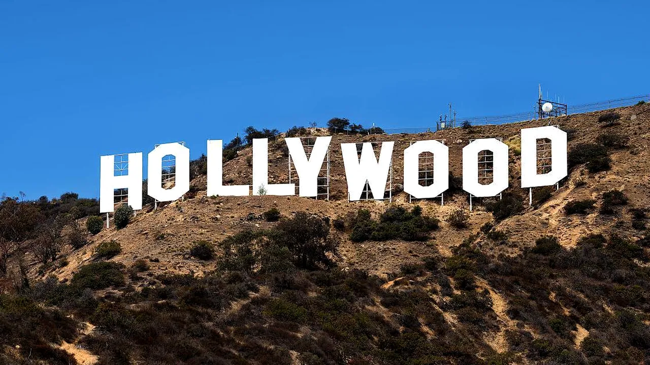 Numele Hollywood sărbătoreşte o sută de ani şi luminează din nou 

