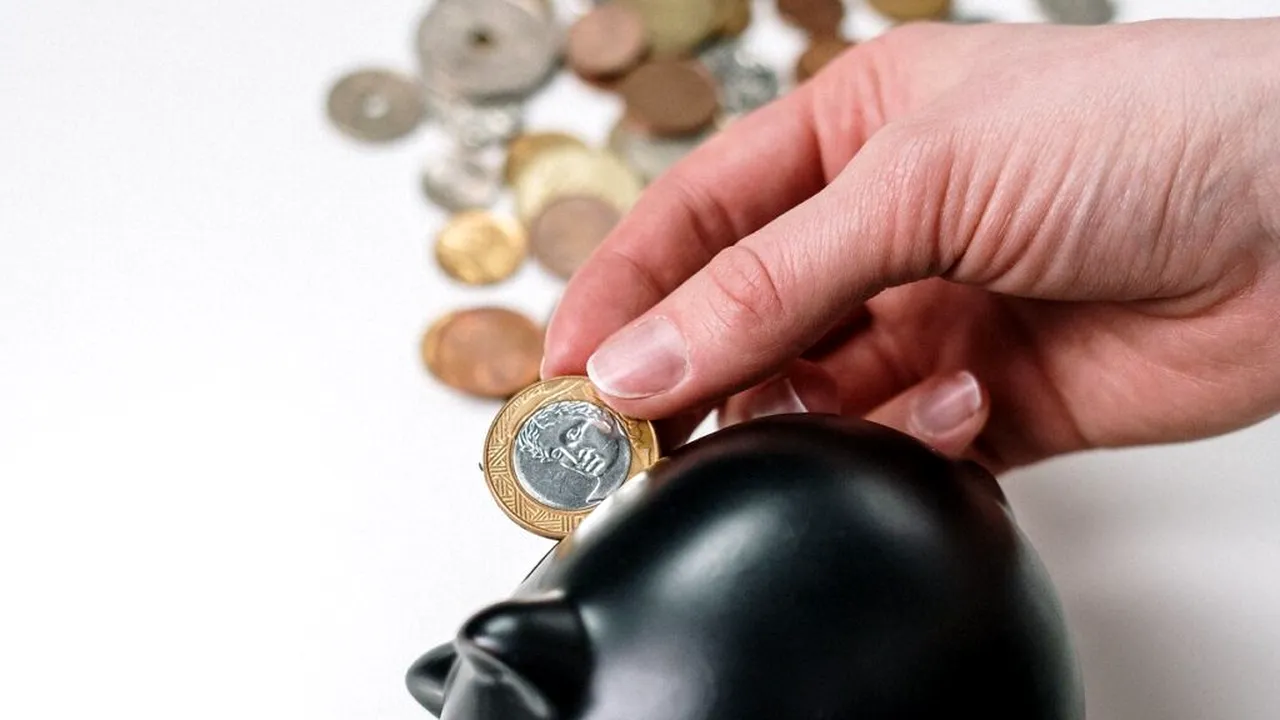 Spaniolii pun tot mai puțini bani deoparte, deși veniturile au crescut