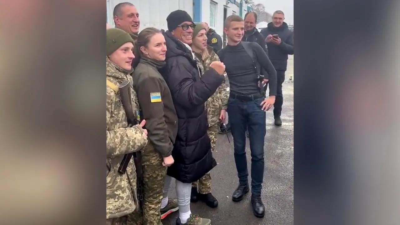Jean-Claude Van Damme a vizitat zonele afectate de război din Ucraina
