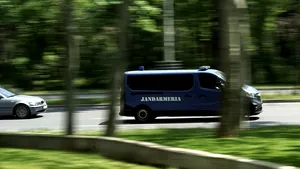 Jandarmii braşoveni au salvat un bărbat agresat într-o parcare de trei persoane