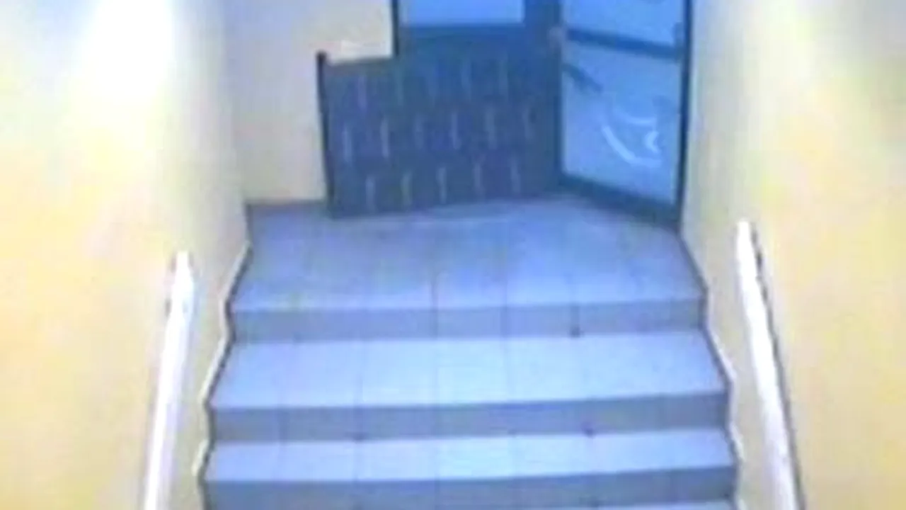 S-au dus să jefuiască un bar, dar au sfârşit bătuţi de barmaniţă (Video)
