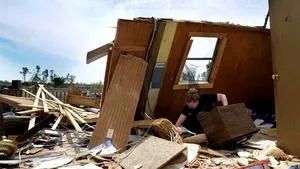 Stare de urgenţă în şapte state americane: Cel puţin 159 de morţi în urma furtunilor violente