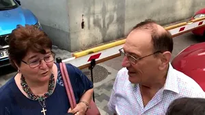 Peste o sută de persoane au donat, marţi, sânge pentru Mihai Constantinescu/ Artistul Petre Geambaşu şi soţia sa, refuzaţi de medici