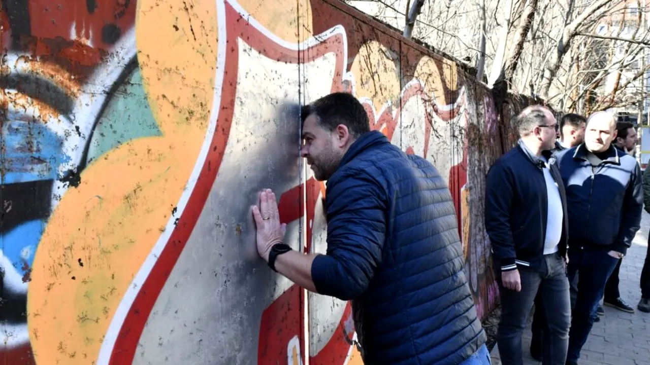 Primăria Capitalei a montat stâlpișori în fața Sălii Palatului și a demontat un panou publicitar: „Trotuarele sunt pentru pietoni”