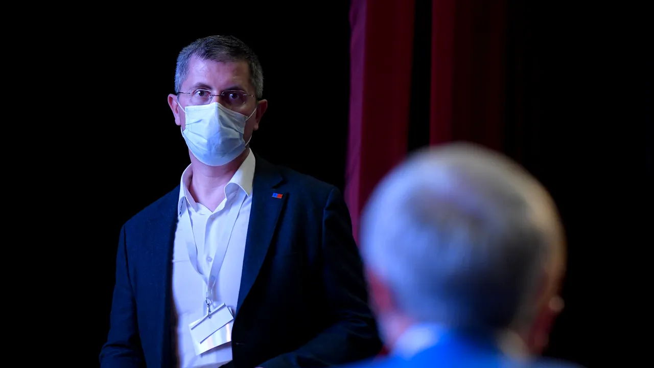 Scandalul din USR e departe de final. Tabara Barna a cerut, prin vot, desecretizarea înregistrării şedinţei în care Cioloş ameninţa cu demisia