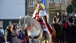 Zece mii de oameni au asistat la parada măştilor şi la Festivalul obiceiurilor de iarnă, în Suceava