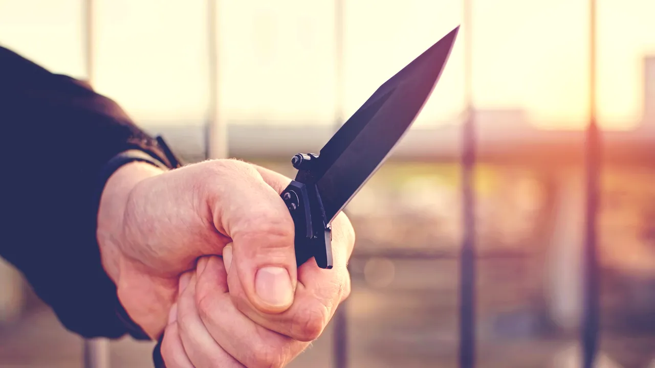 Poliţist înjunghiat, în timp ce îşi ţinea propriul copil în braţe. Bărbatul intervenise pentru a calma un conflict