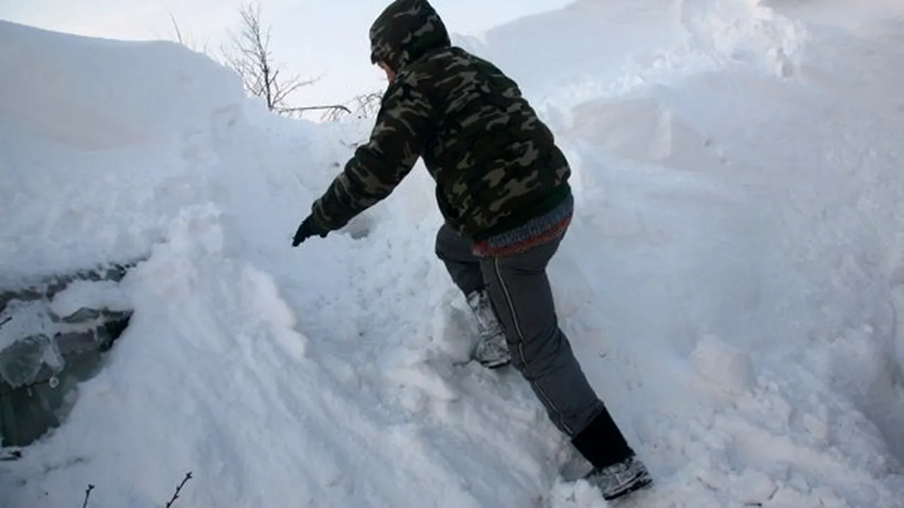 NINSORI ÎN ŢARĂ: 225 de localităţi izolate şi 156 de drumuri judeţene blocate