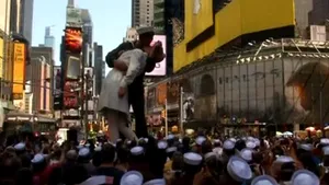 Zeci de cupluri au refăcut sărutul din celebra fotografie realizată în 1945, în Times Square - VIDEO