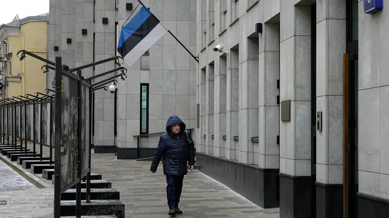 Estonia continuă tensiunile cu Rusia, anunţând expulzarea ambasadorului / Lituania se raliază 