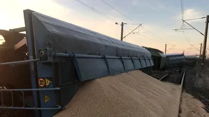 Traficul a fost oprit la Stoeneşti, în Olt, pentru ridicarea vagoanelor deraiate luni. Şoferii sunt sfătuiţi să conducă atent: operaţiunea va dura aproximativ 4 ore