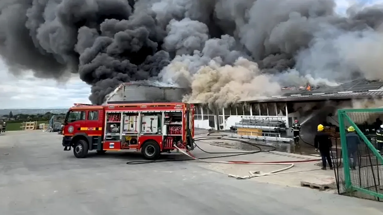 Incendiu puternic la hala unui producător de tâmplărie PVC