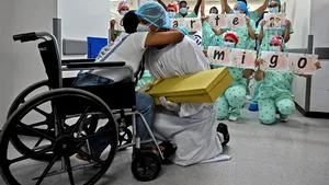 FOTO | COVID-19 cu final fericit: Cerere în căsătorie emoţionantă, chiar pe holul spitalului. Fiul celor doi s-a născut în secţia de terapie intensivă 