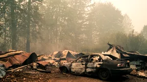 Incendiile de vegetaţie au cuprins statul Oregon din SUA. Un băieţel de 13 ani a fost descoperit fără viaţă într-o maşină alături de un câine pe care-l ţinea în braţe
