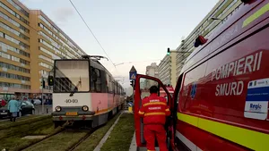 Accident dramatic. Un tânăr a fost prins sub roţile tramvaiului. Circulaţie întreruptă pe liniile 1 şi 10
