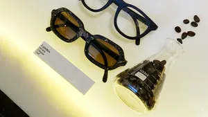 O companie ucraineană surprinde lumea cu ochelari eco-friendly, cu miros de cafea