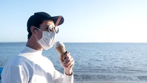 Poftă bună, rămâi protejat. Soluţie ingenioasă pentru cei reticenţi să dea masca jos când iau masa în oraş. VIDEO