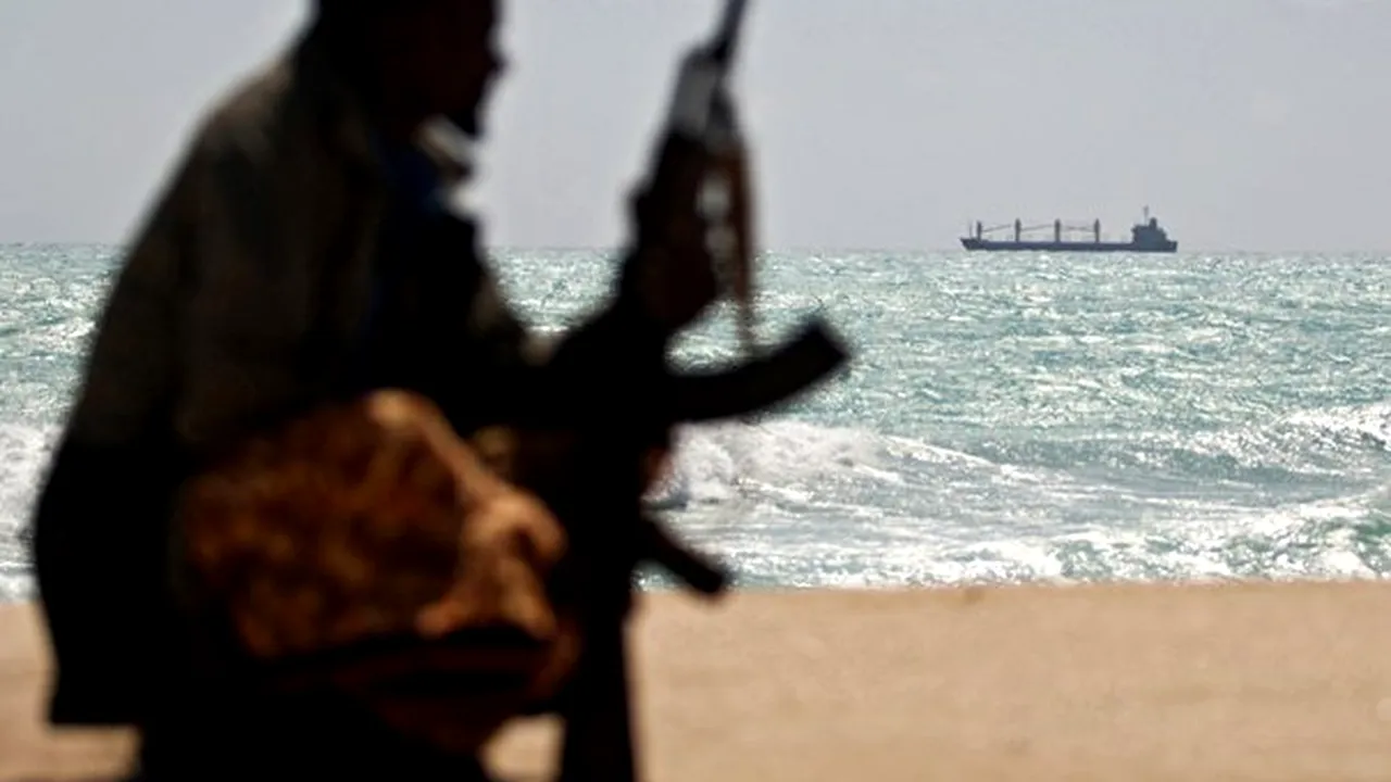 Piraţii somalezi ameninţă cu moartea un marinar român dacă nu vor primi răscumpărarea cerută