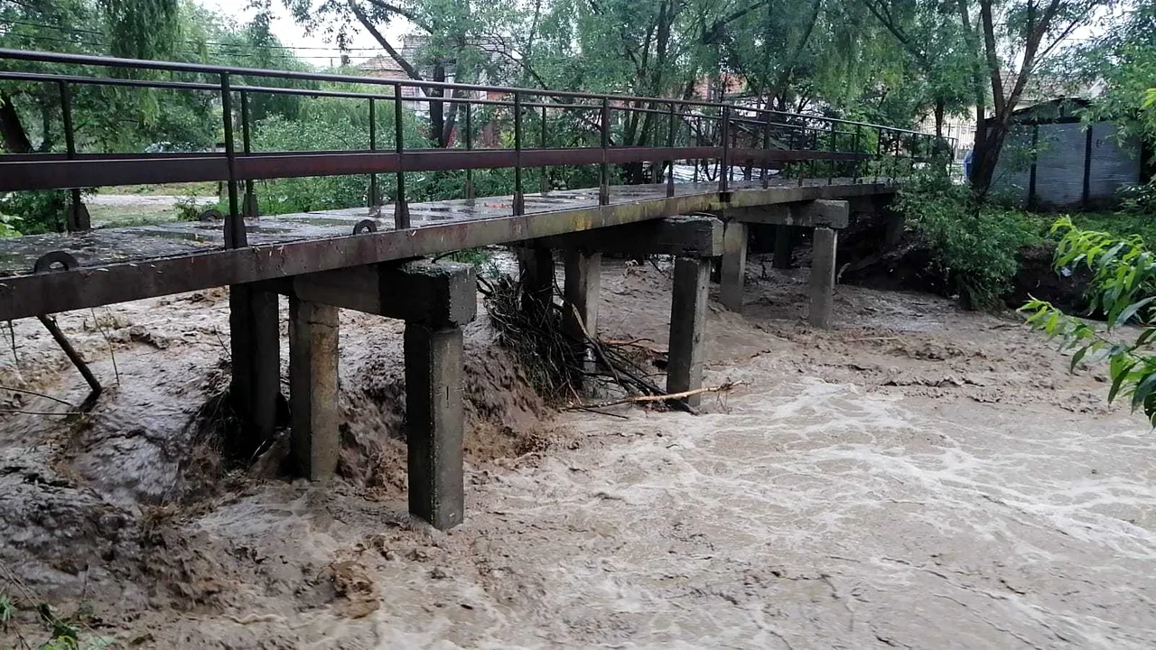 Inspectoratul pentru Situaţii de Urgenţă: Inundaţii în 36 de localităţi din 18 judeţe în noaptea de joi spre vineri