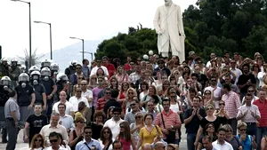 Viaţa normală a grecilor aproape s-a oprit şi este înlocuită de o furie tot mai mare