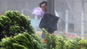 FOTO, VIDEO | Cel puţin 12 morţi şi sute de persoane rănite în Macao, din cauza Taifunului Hato/ Cum arată imaginile dezastrului: oameni luaţi pe sus de vânt şi maşini răsturnate