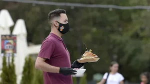 Patronii HoReCa, ameninţaţi de noi pierderi. DSP Bucureşti a cerut închiderea restaurantelor în Capitală