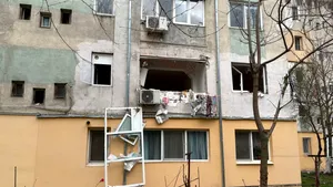 Explozie puternică într-un bloc din Caracal. Cel puțin patru apartamente sunt afectate