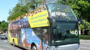 Autobuzul turistic al Braşovului, care zace de cinci ani într-o parcare, va fi scos la licitaţie 