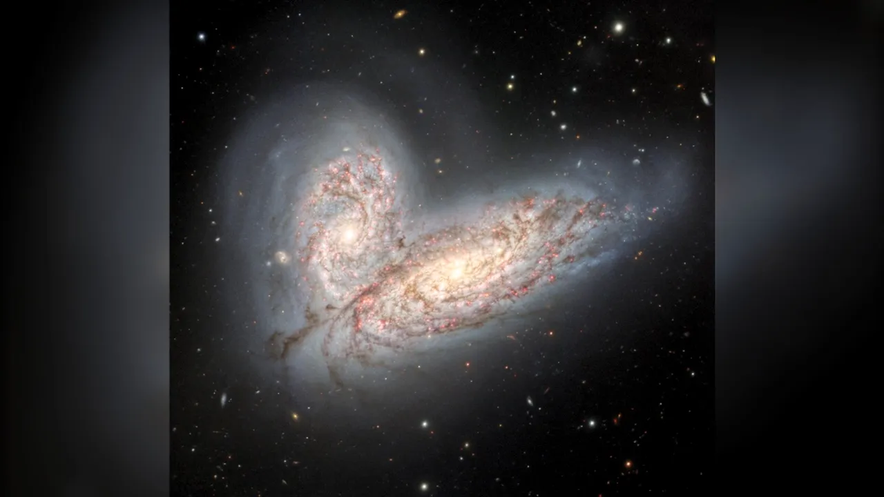 O nouă imagine a unor galaxii care se ciocnesc anticipează soarta galaxiei noastre. O fuziune galactică similară va fi între Calea Lactee şi Andromeda