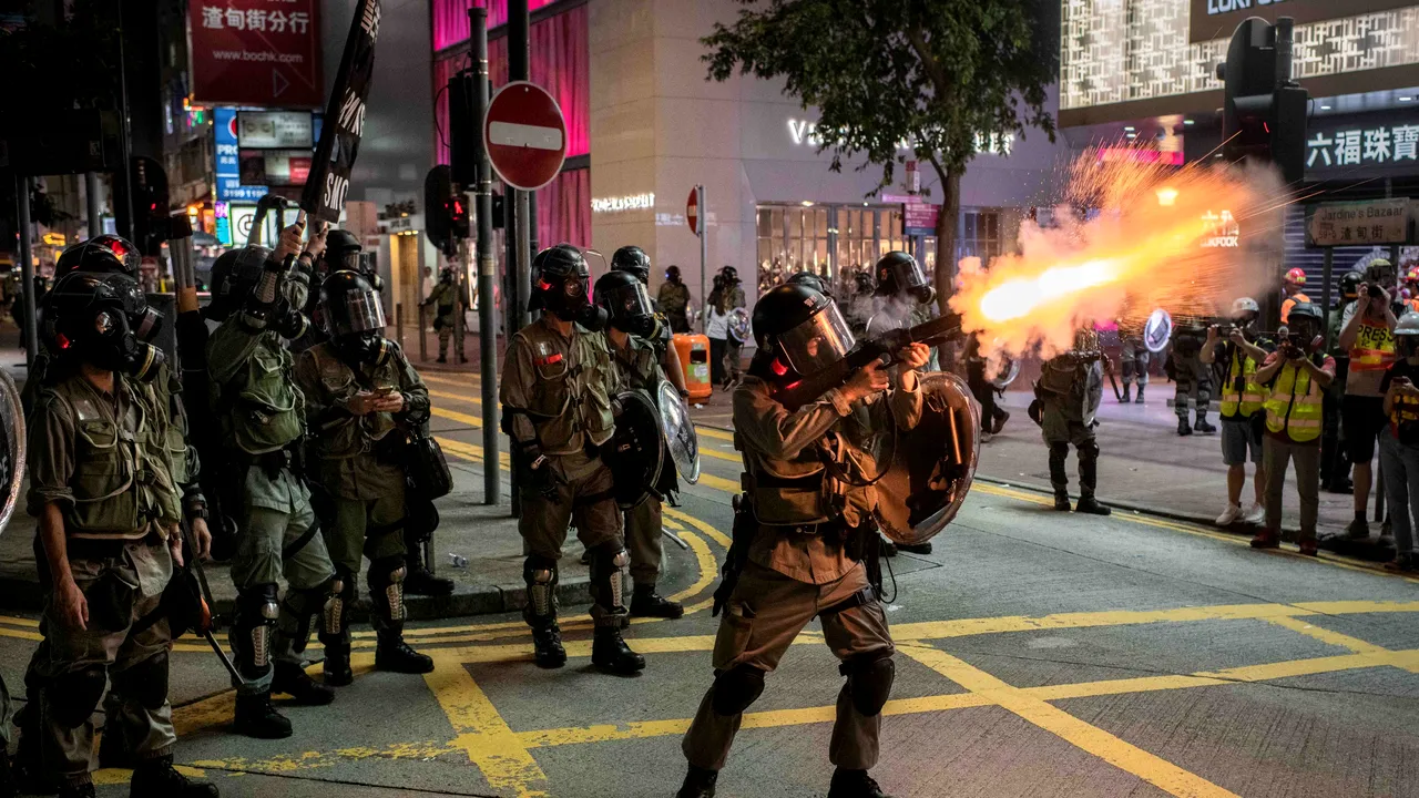 Noi proteste violente la Hong Kong: Poliţia a folosit tunuri cu apă şi gaze lacrimogene pentru a dispersa mulţimea | VIDEO