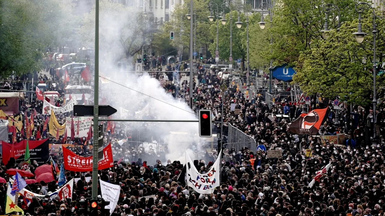 Proteste de Ziua Muncii. Cum au „sărbătorit” marile oraşe europene ziua de 1 Mai. Sute de manifestanţi au fost arestaţi 