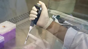 Vaccinul împotriva Ebola. Cercetătorii de la Universitatea Oxford derulează studii clinice