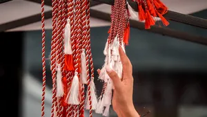 1 Martie. Ce este Mărţişorul, un simbol autentic românesc al primăverii şi al norocului