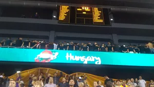 FOTO, VIDEO | Suporteri români au ars un steag al Ungariei şi s-au întors cu spatele în timpul imnului, la începutul partidei dintre cele două naţionale de la EuroBasket 2017
